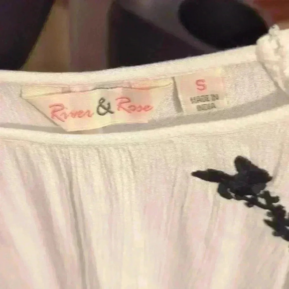 River and rose, small, white cardigan - Picture 2 of 3